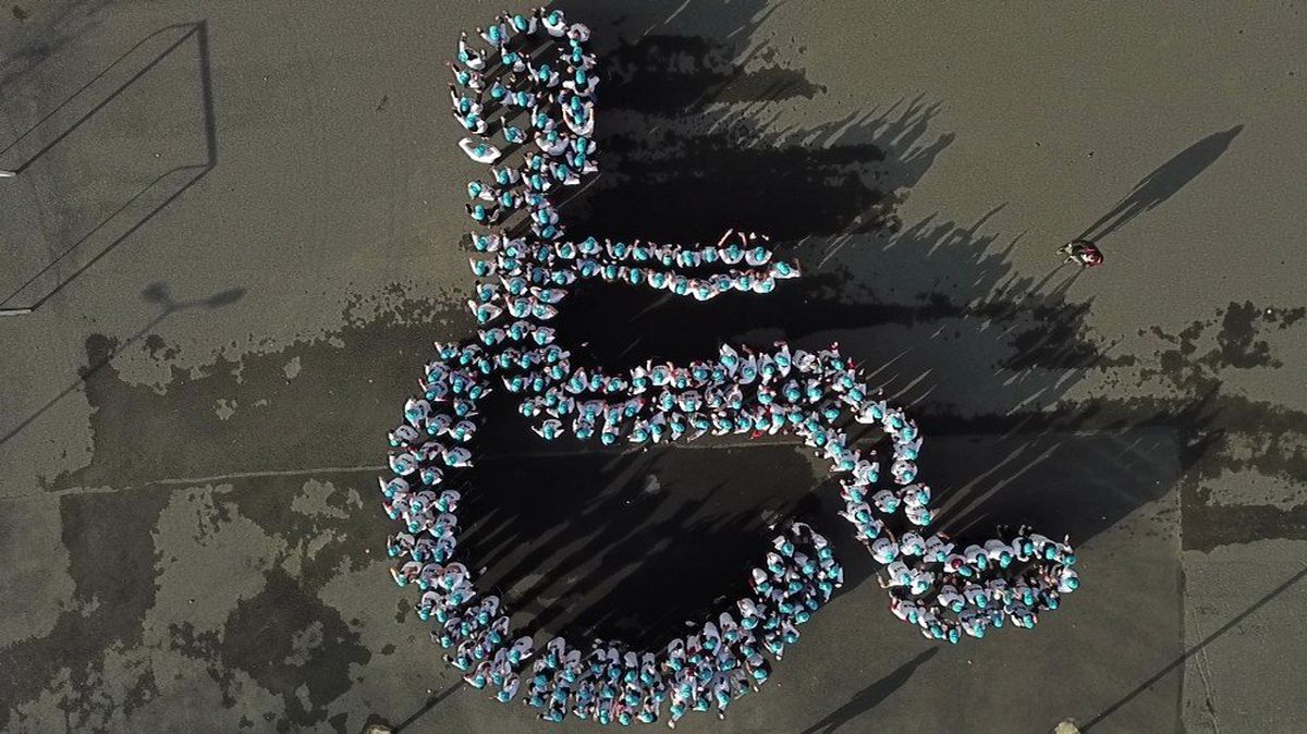 330 öğrencinin oluşturduğu dev tekerlekli sandalye figürü havadan görüntülendi