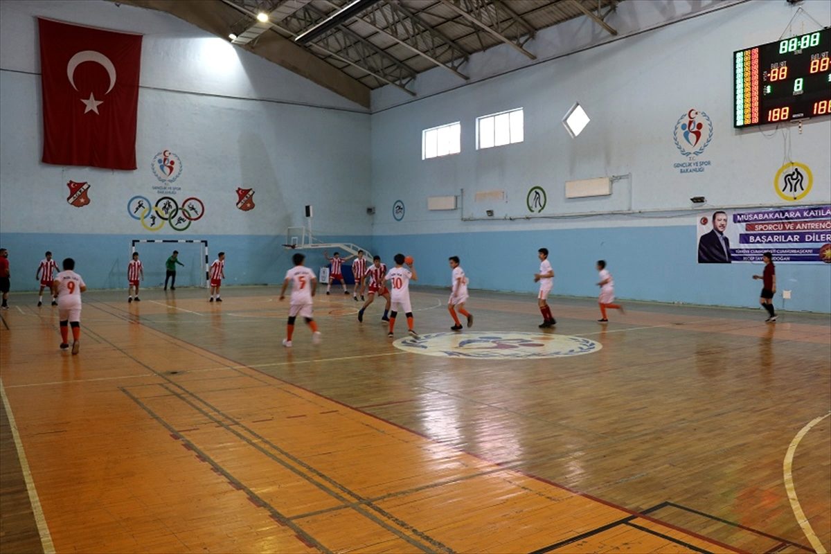 Ağrılı sporculardan trafik kazası geçiren hentbolculara destek