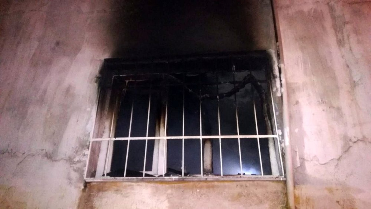 Alevlerin arasına dalan itfaiye eri genç kadını kurtardı