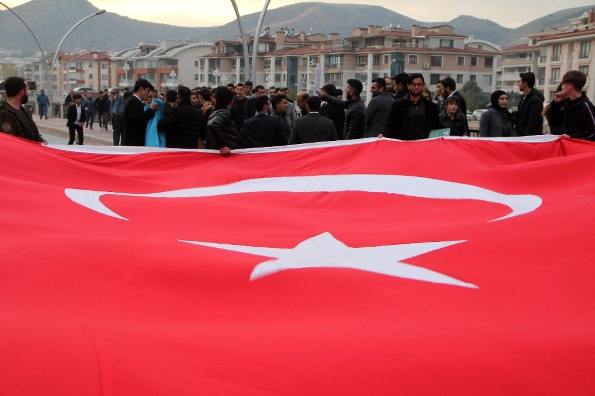 Amasya\'da Bayrağa ve Şehitlere Saygı Yürüyüşü