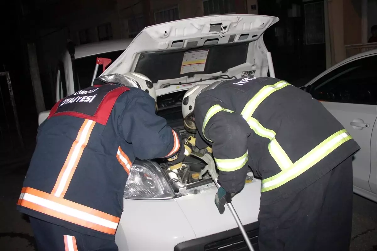 Aracın motoruna sıkışan kedi kurtarıldı