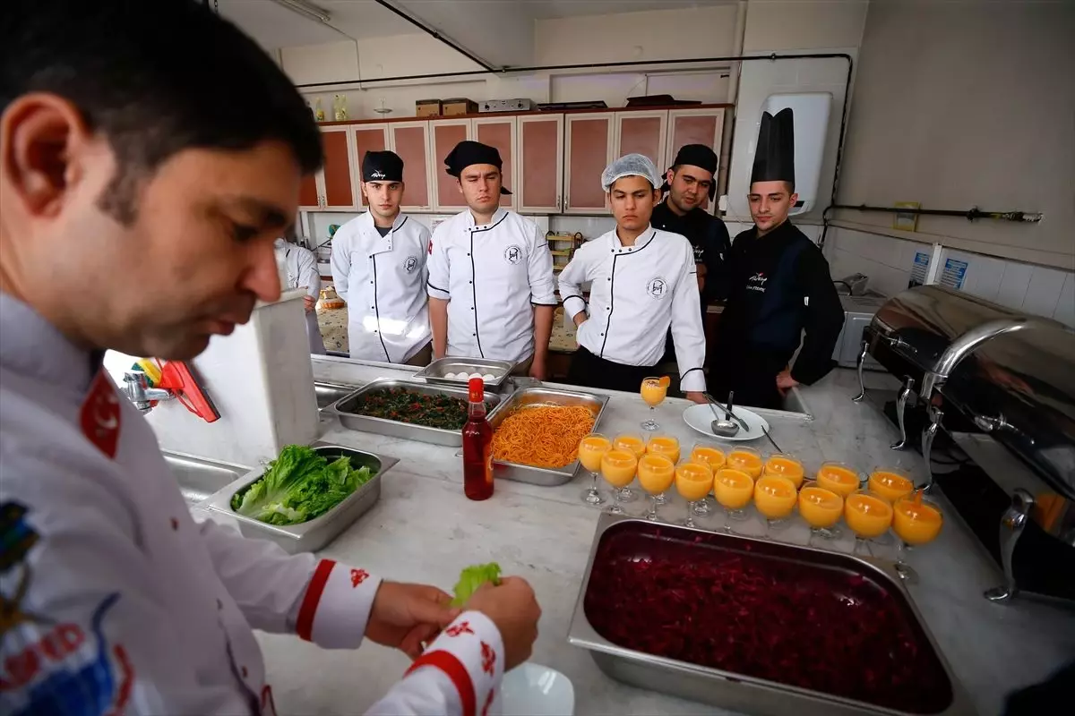 Aşçılığın püf noktalarını öğrenip mezun olmadan iş teklifi alıyorlar