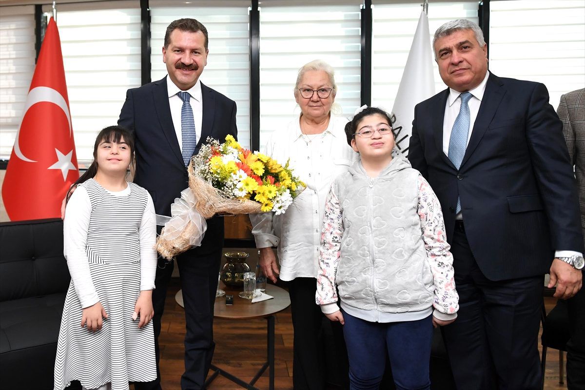 Balıkesir Büyükşehir Belediye Başkanı Yılmaz, özel çocukları makamında ağırladı