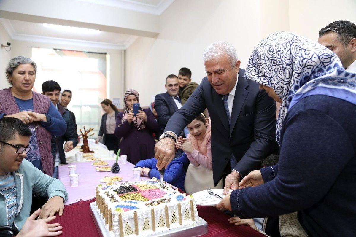 Başkan Atay engelli çocuklarla bir araya geldi