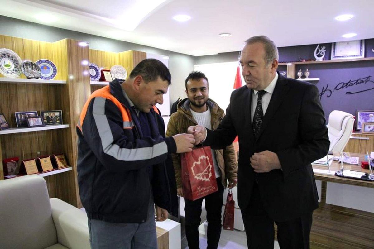 Başkan Şahiner\'den engelli personeline jest