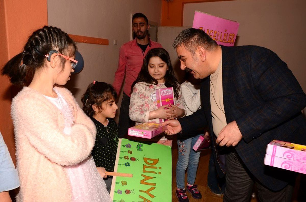 Başkan Sunar\'dan ilgi özel öğrencilerden sevgi