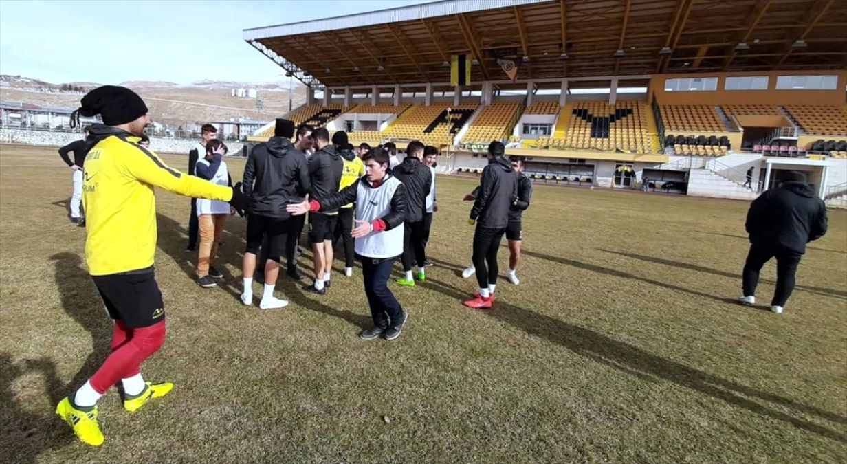 Bayburt Özel İdaresporlu futbolcular engelli öğrenciler ile maç yaptı