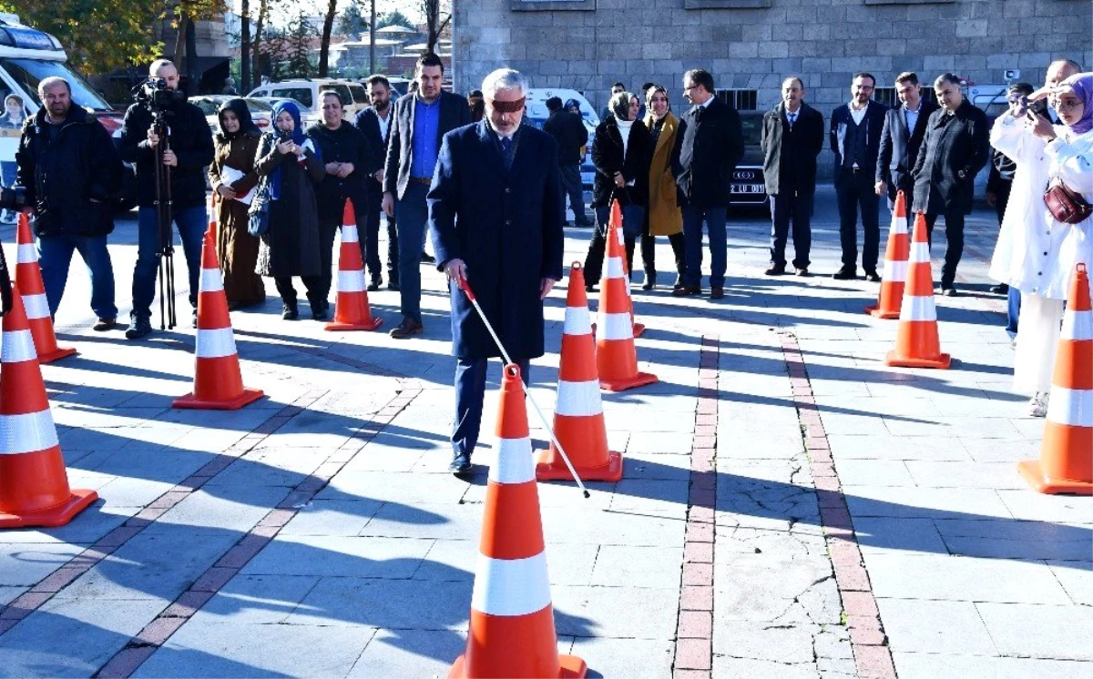 Belediye Başkanının gözlerini bağladılar, bastonla parkurda yürüttüler