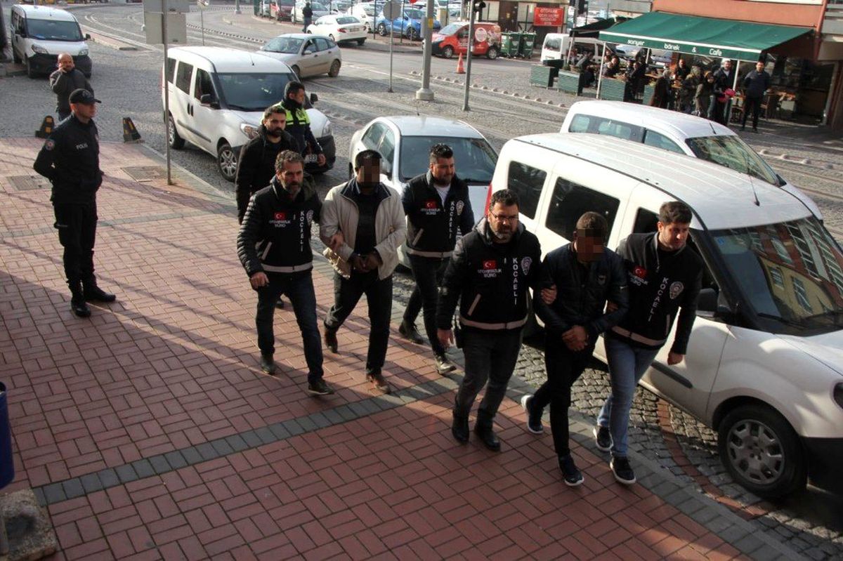 Bir gecede 4 tane araba çalan hırsızlar yakalandı