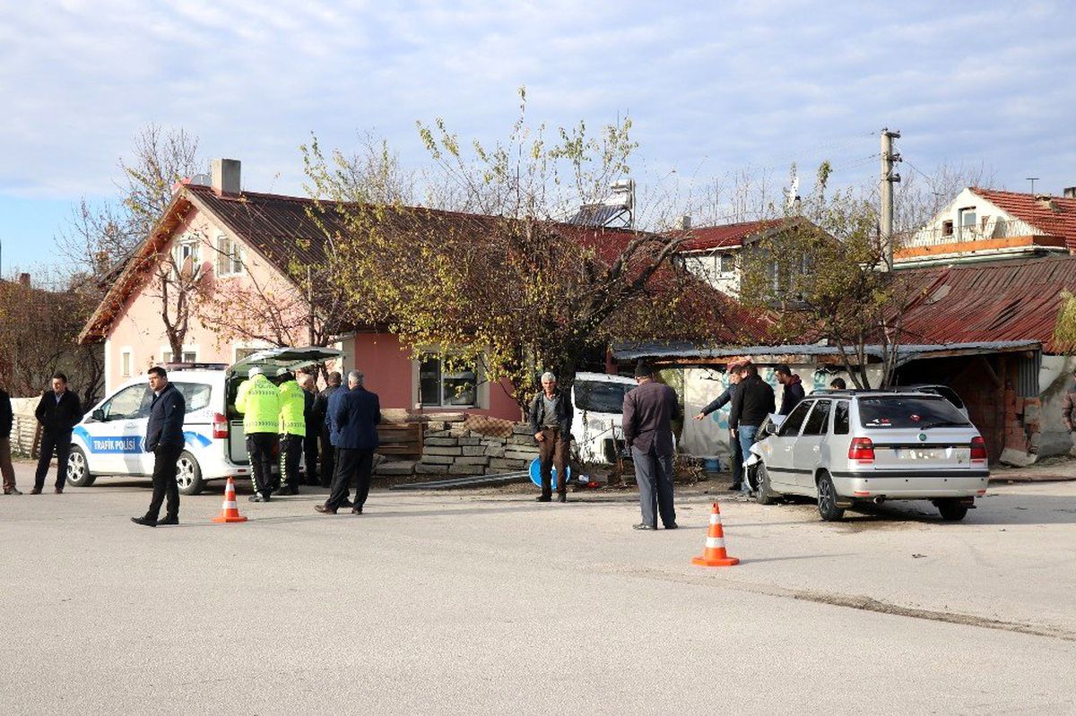 Bolu\'da, kaza yapan hafif ticari araç evin bahçesine uçtu