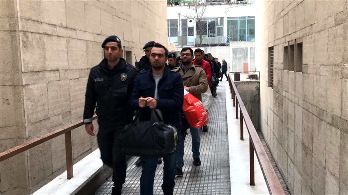 Bursa merkezli FETÖ operasyonunda yakalanan şüphelilerden 16\'sı adliyede