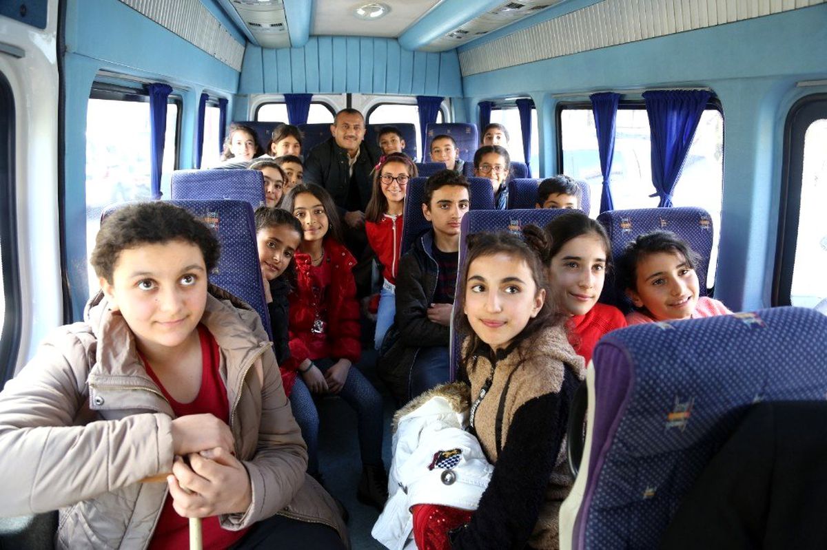 Çocuklar makam aracıyla, Vali servis minibüsüyle gitti