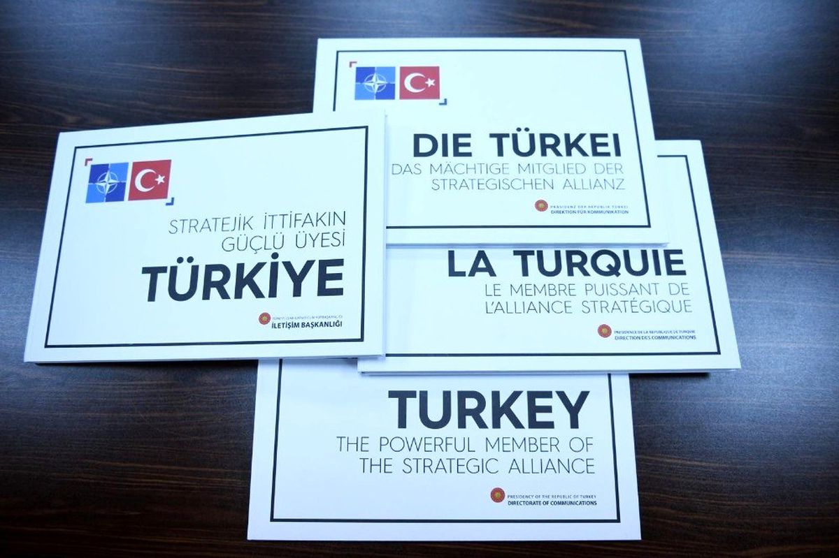 Cumhurbaşkanı Erdoğan\'dan Dörtlü Zirve\'de "Stratejik İttifakın Güçlü Üyesi Türkiye" kitabı takdimi