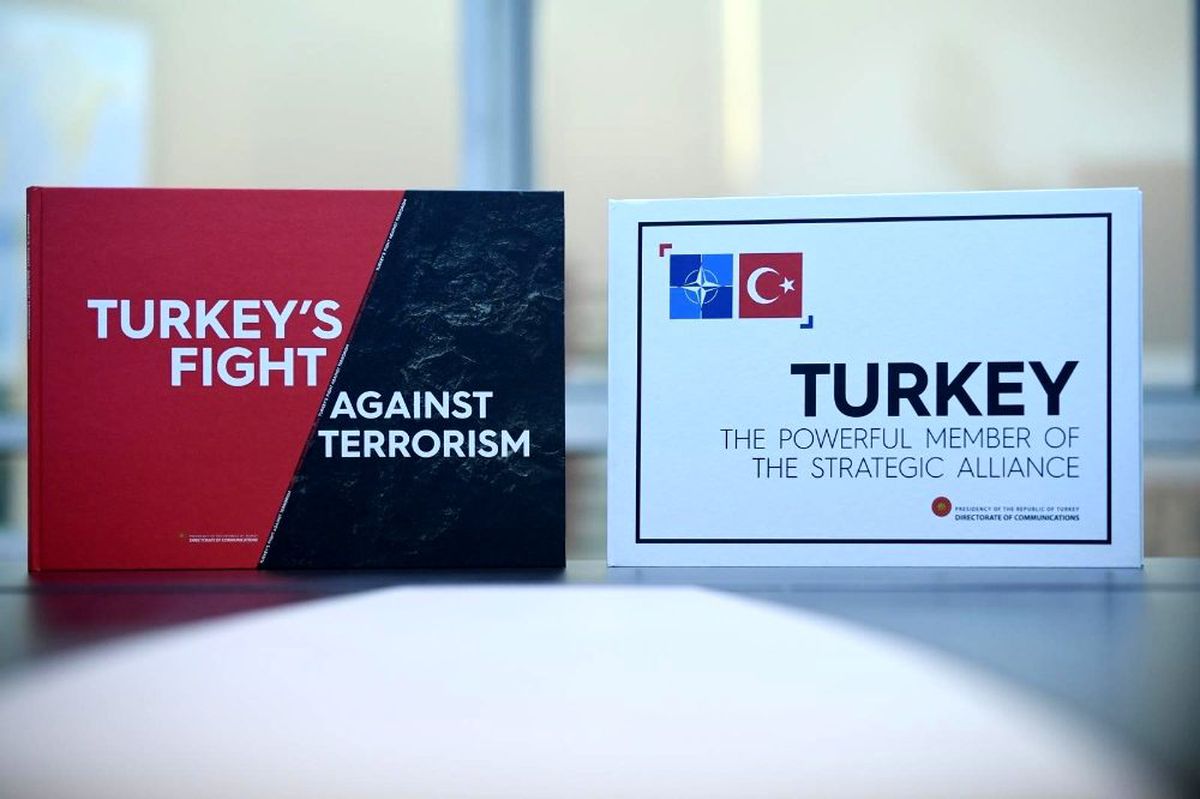 Cumhurbaşkanı Erdoğan\'dan Dörtlü Zirve\'de "Stratejik İttifakın Güçlü Üyesi Türkiye" kitabı takdimi