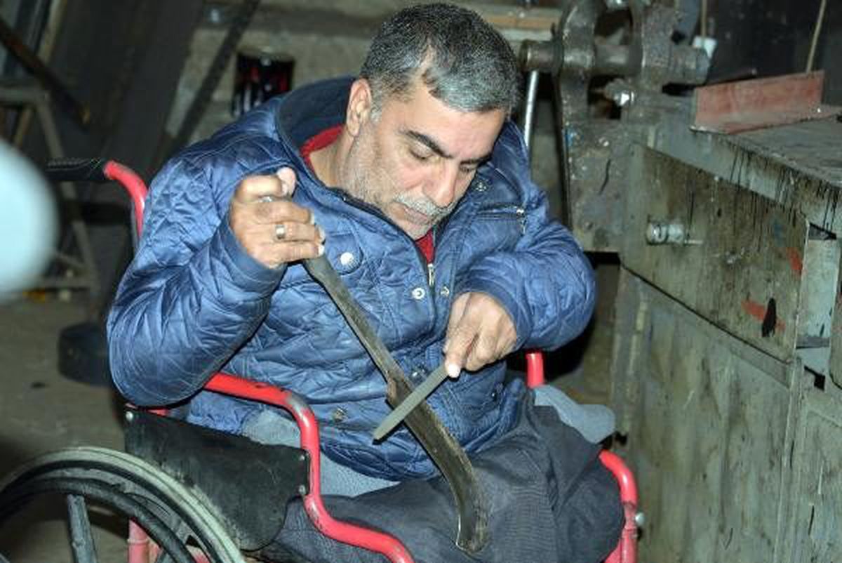 Depremde 2 bacağını kaybetti, baba mesleğini sürdürüyor