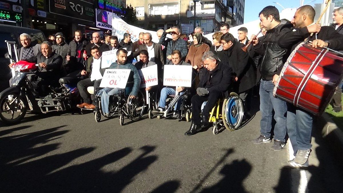 Diyarbakır\'da engellilerden davullu zurnalı farkındalık yürüyüşü