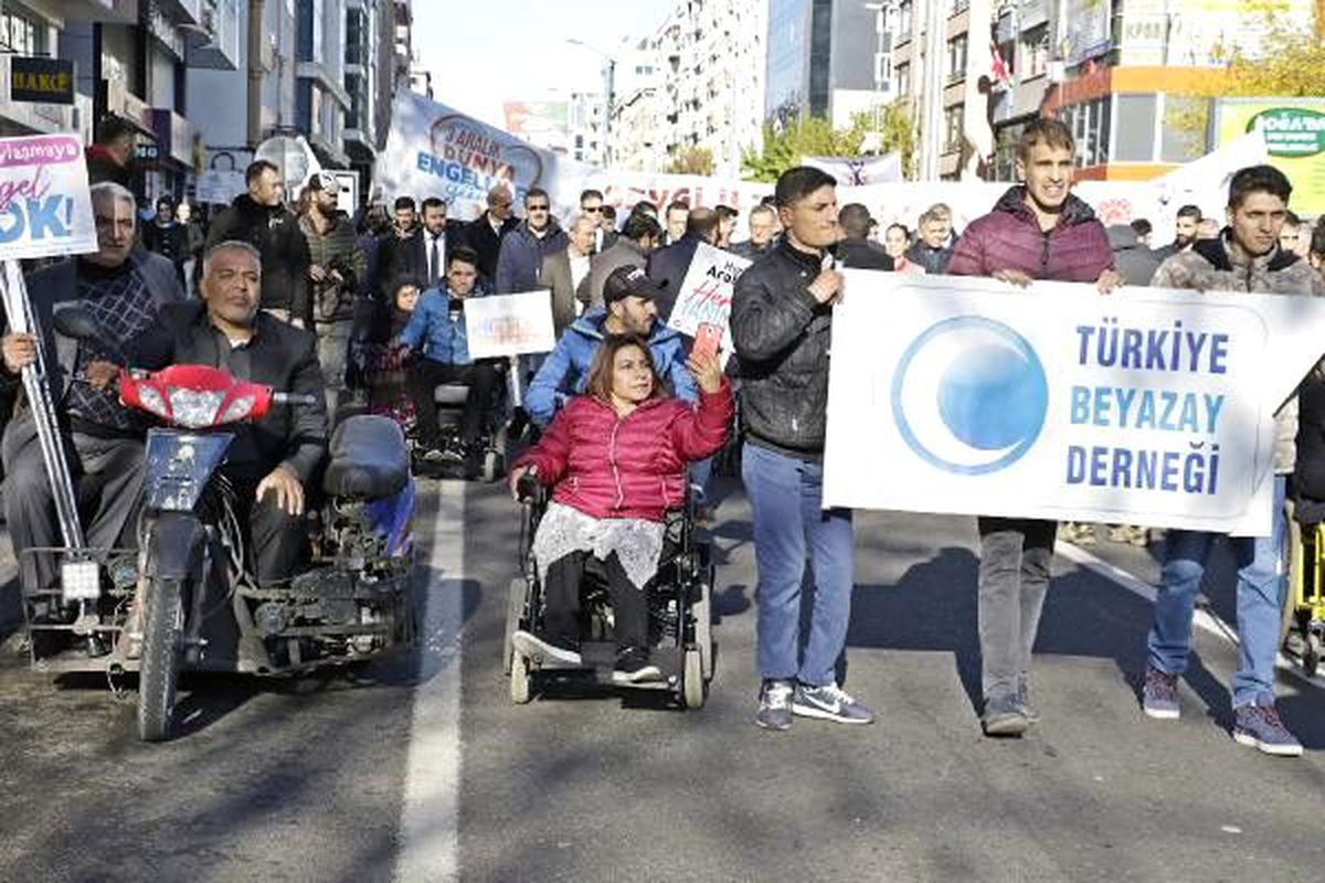 Diyarbakır\'da engellilerden farkındalık yürüyüşü