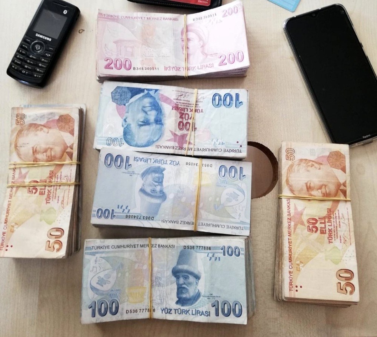 Dolandırıcılar \'Kimlik bilgilerinizle kuyumcu soymuşlar\' dedi yaşlı kadını polis ekipleri kurtardı