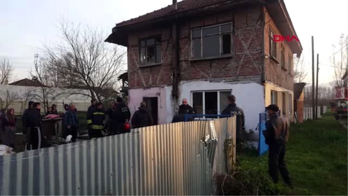 Düzce televizyondan çıkan alevler evi sardı, yaşlı kadını komşuları kurtardı