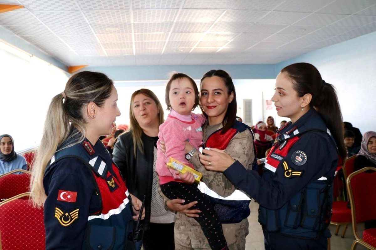 Elazığ\'da Jandarma personeli özel çocuklarla bir araya geldi