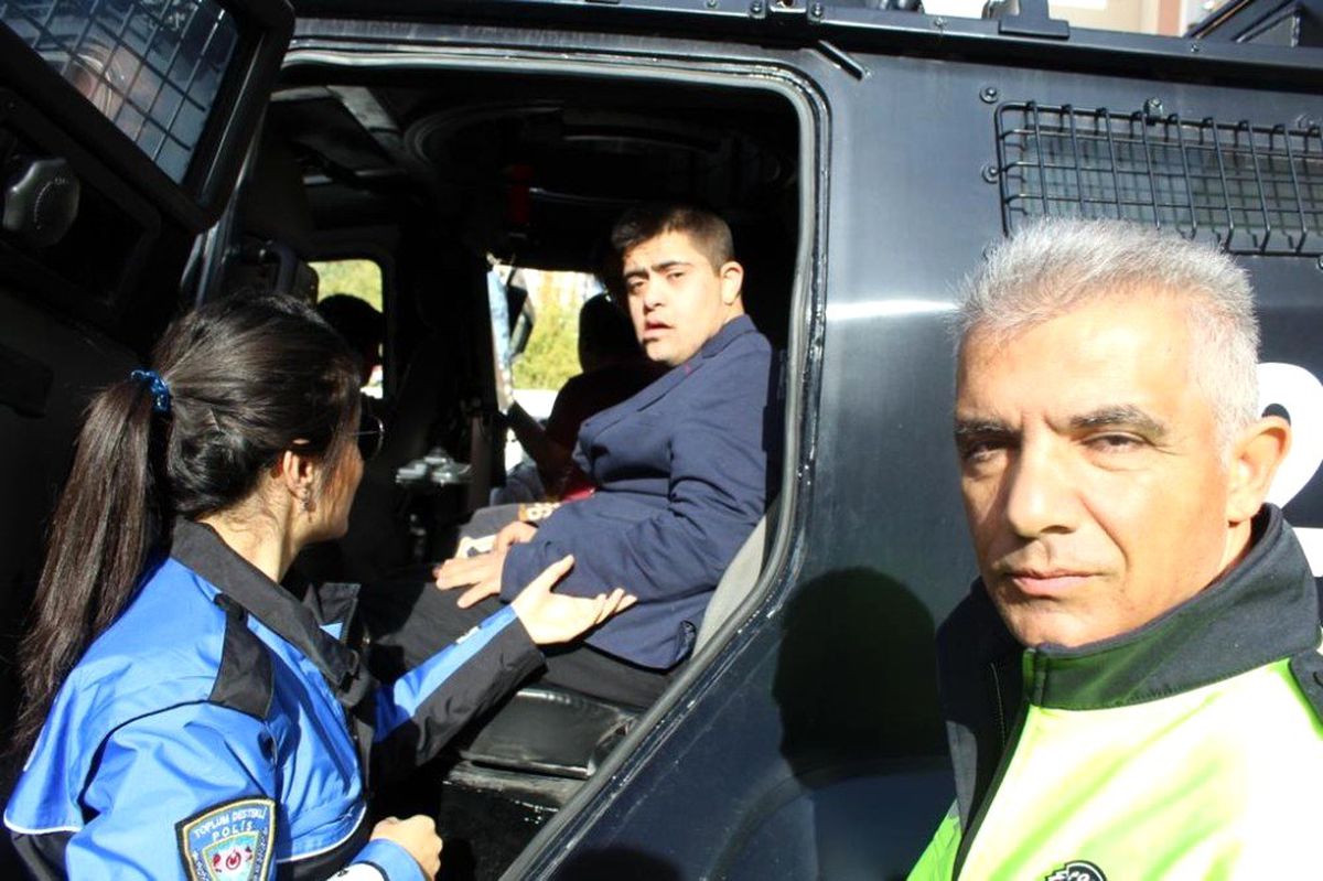 Engelli çocuklar polis oldu