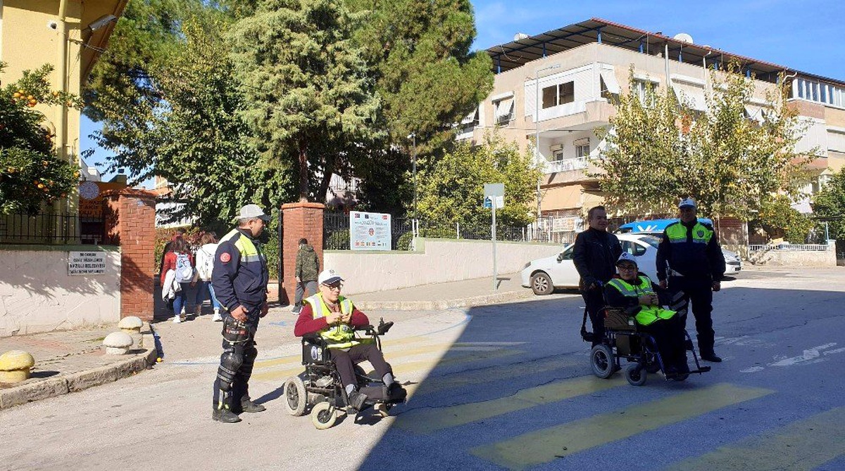 Engelli öğrenci gözleri görmeyen öğretmenine göz oldu