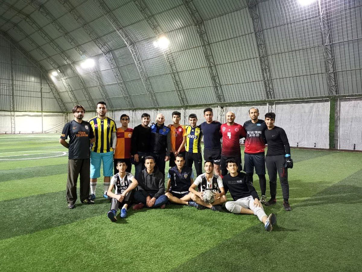 Hakkarili öğrenciler polisle maç yaptı