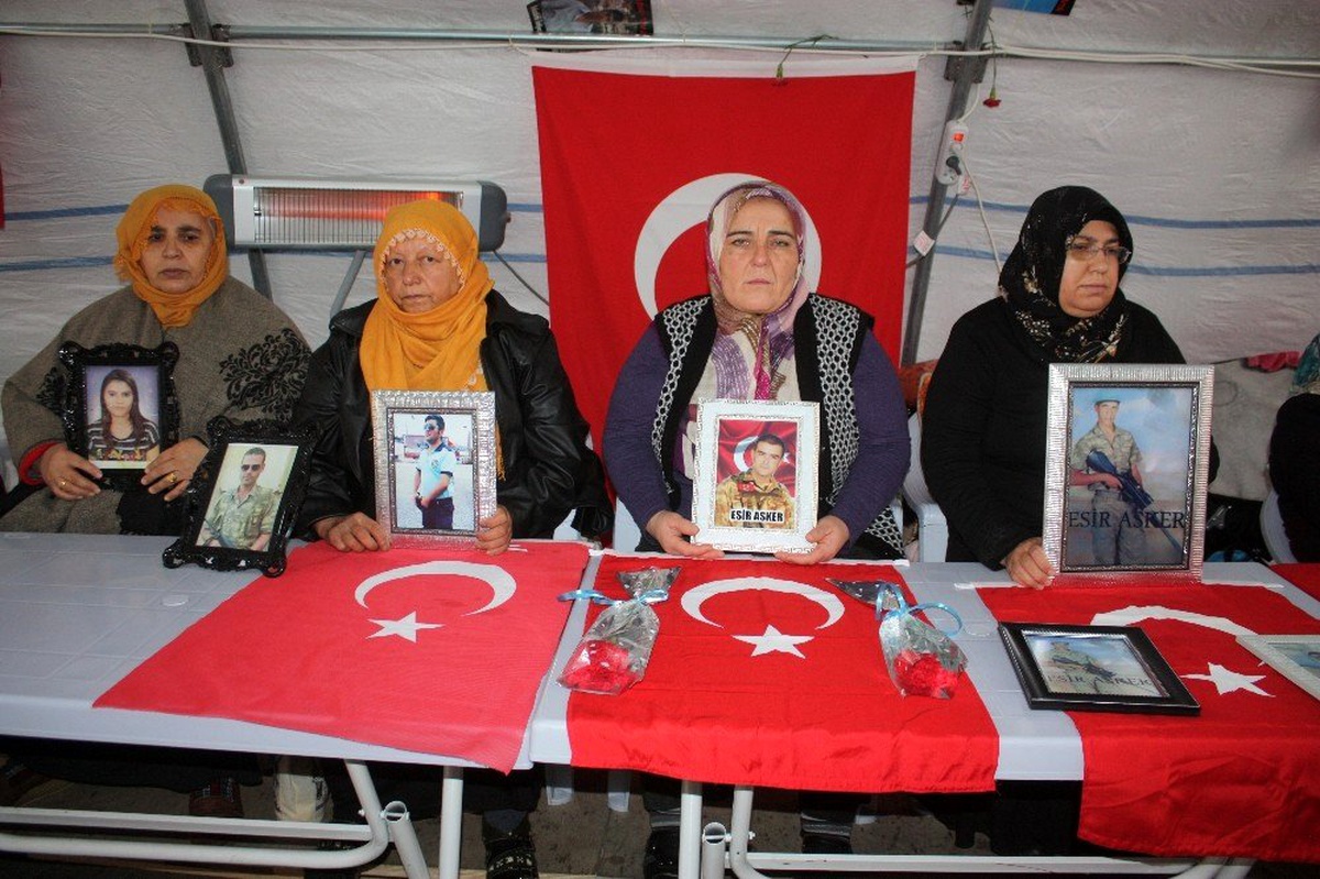 HDP önündeki ailelerin evlat nöbeti 92\'nci gününde devam ediyor