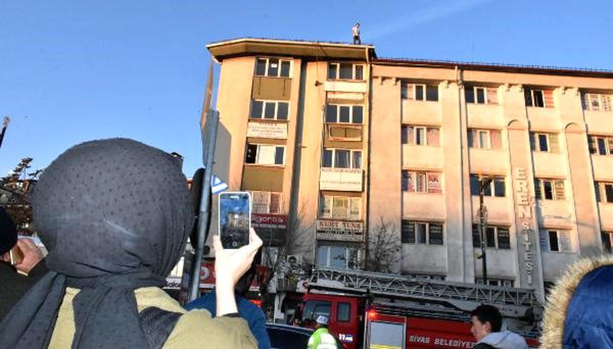 İntihar için çatıya çıktı, meraklılar o anları kameraya kaydetti
