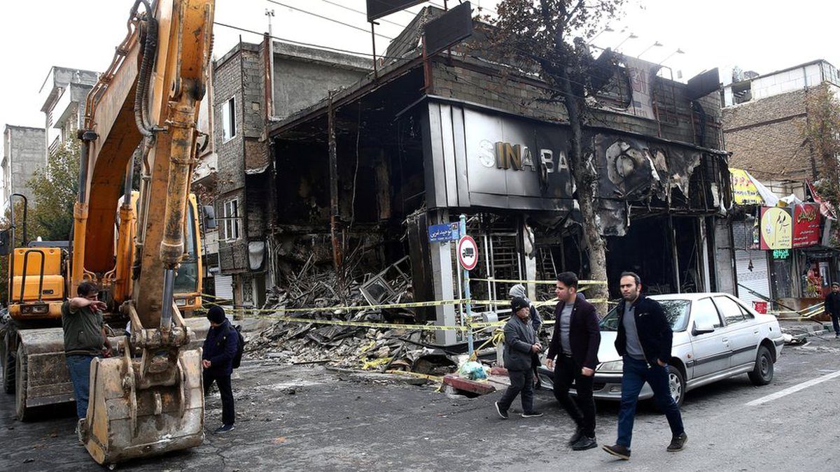 İran Devlet Televizyonu: Güvenlik güçleri gösterilerde haydutları ve isyancıları öldürdü