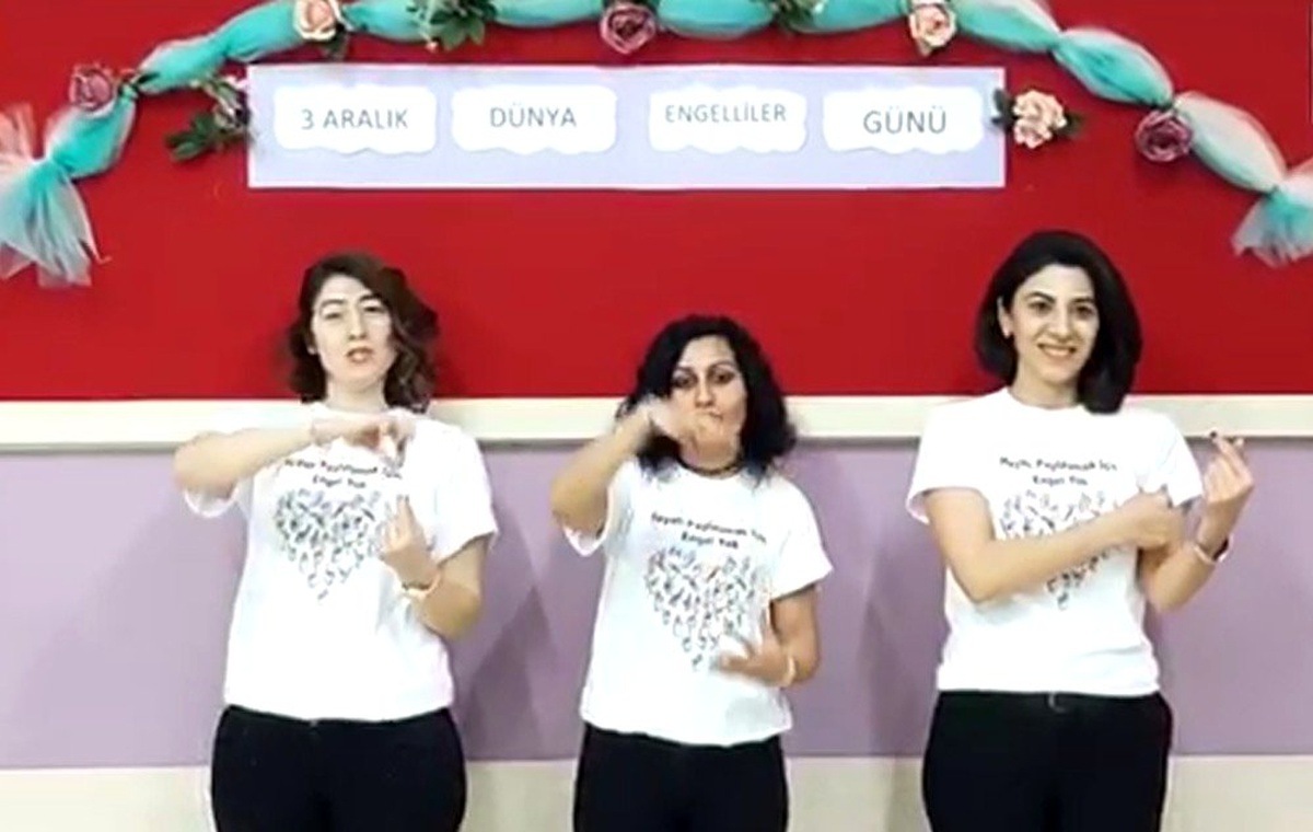 İşaret dili kursiyerlerinden farkındalık videosu