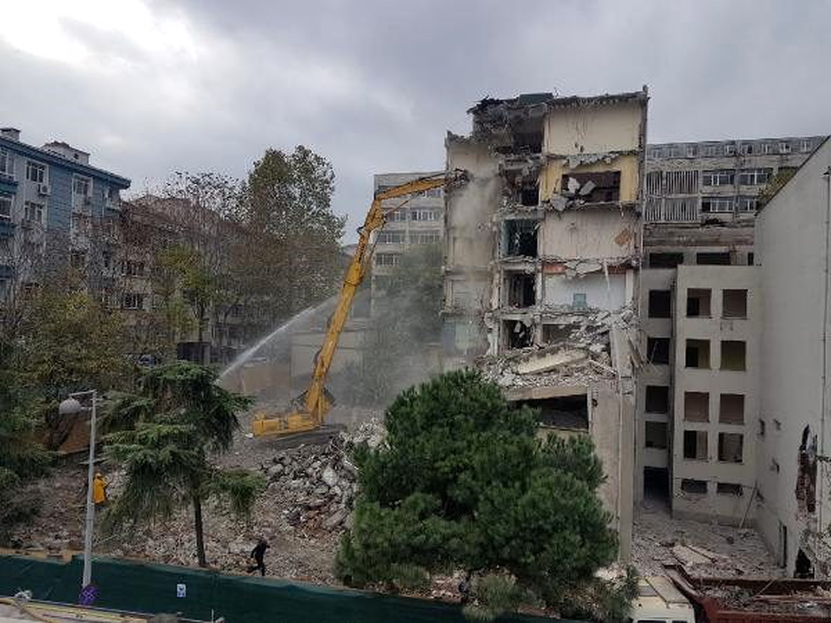 İstanbul Üniversitesi Tıp Fakültesi Diş Hekimliği binasında yıkım çalışmaları başladı (1)