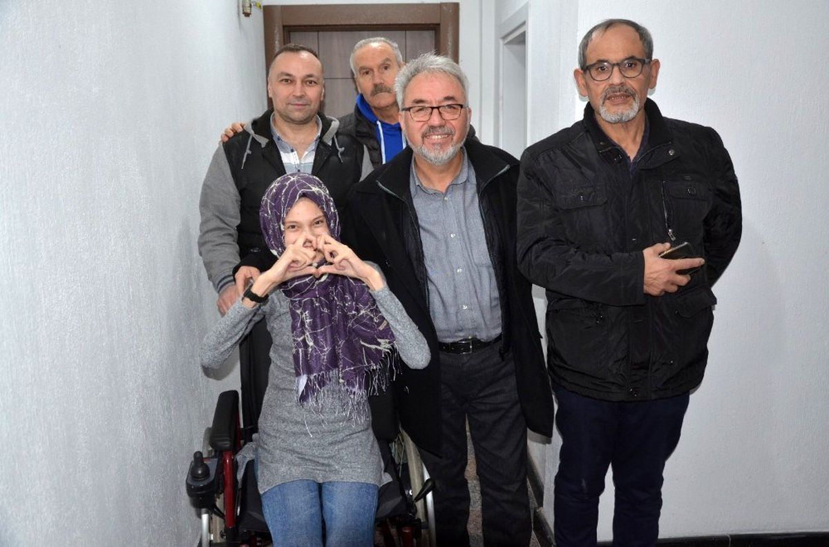 İstediği akülü arabasına Engelliler Günü\'nde kavuştu