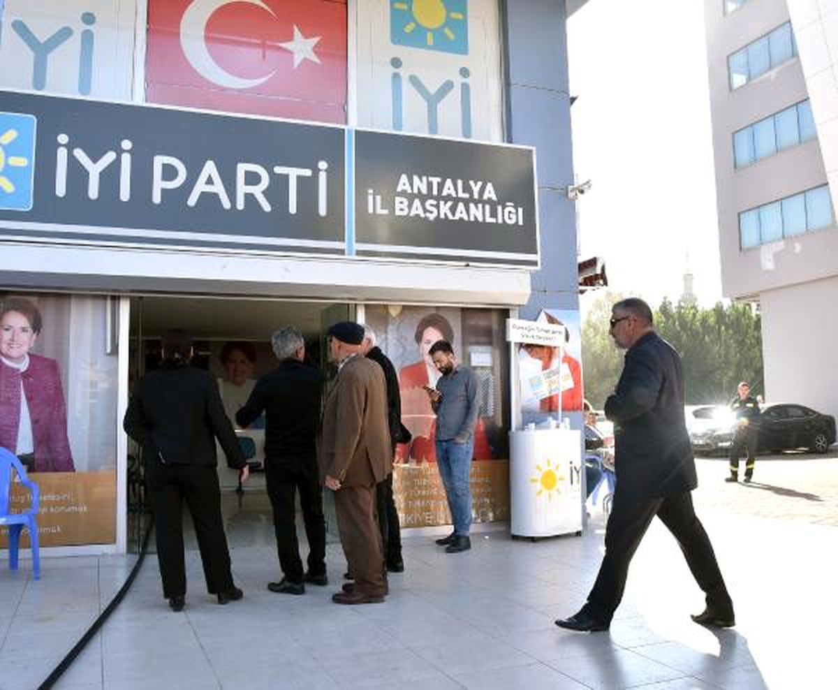 İYİ Parti Antalya il binasında yangın