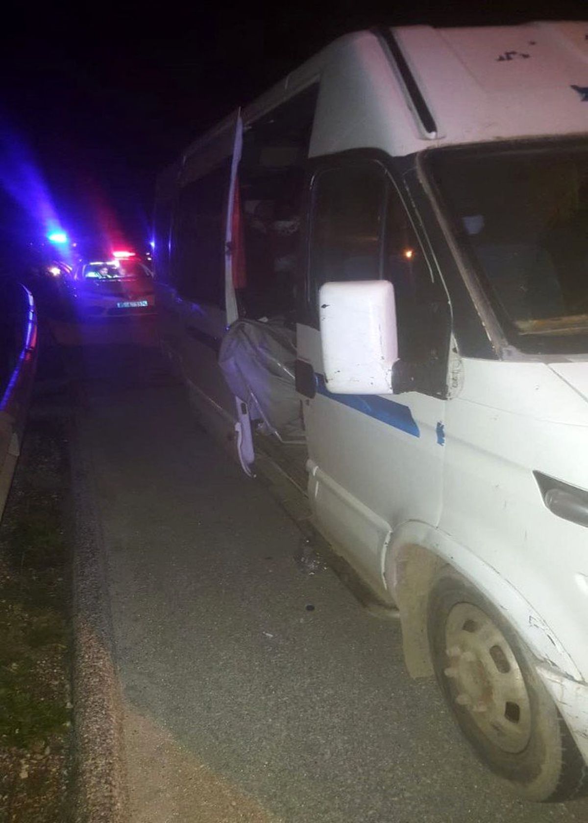 İzmir\'de \'dur\' ihtarını uymayan minibüsten göçmen çıktı
