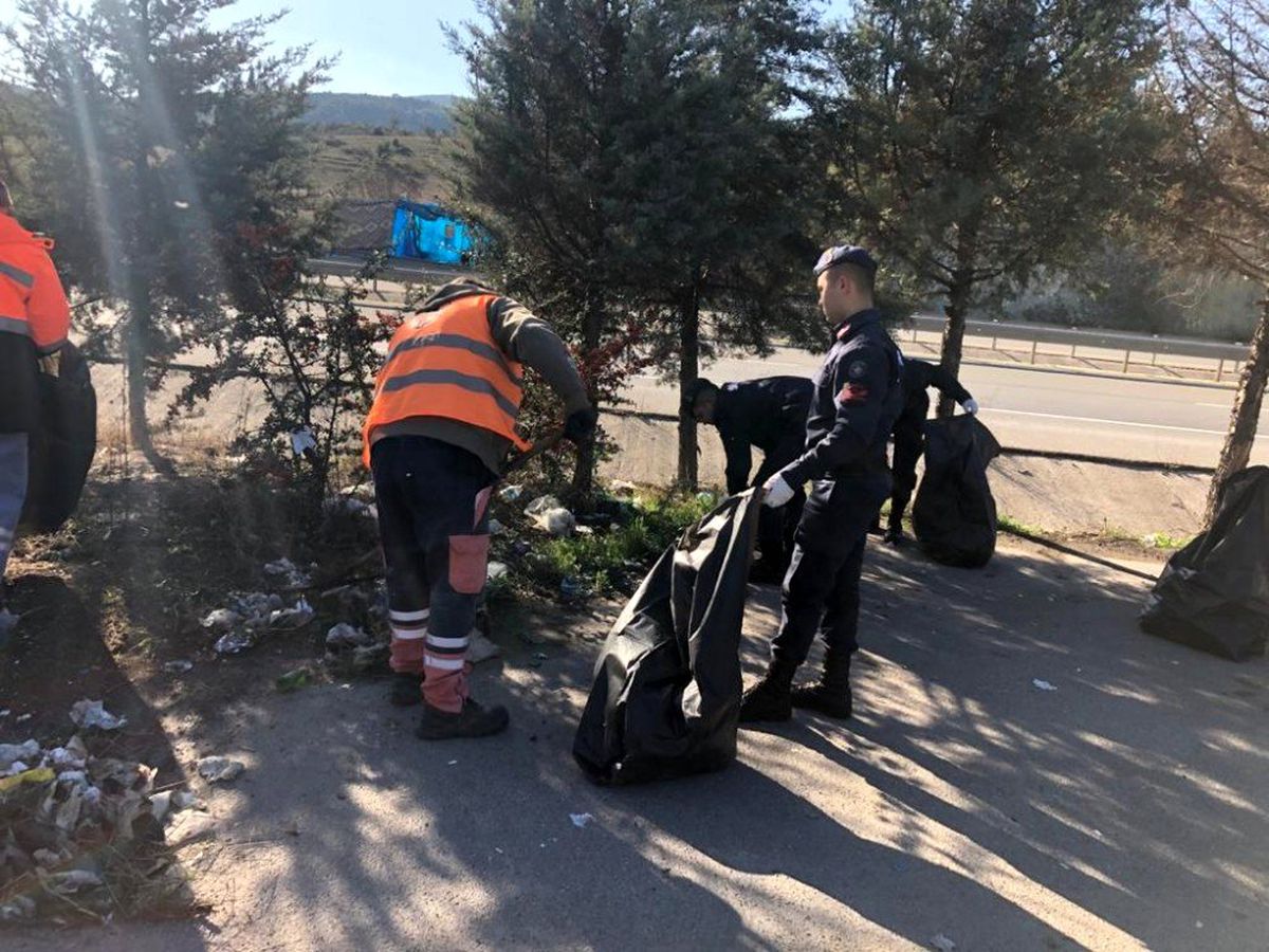 Jandarma ve Karayolları ekipleri dinlenme ve park alanları ile üst geçitlerde temizlik çalışması...