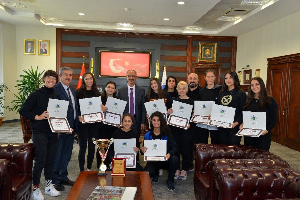 KAEÜ\'si kadın voleybol takımı turnuva birincisi oldu