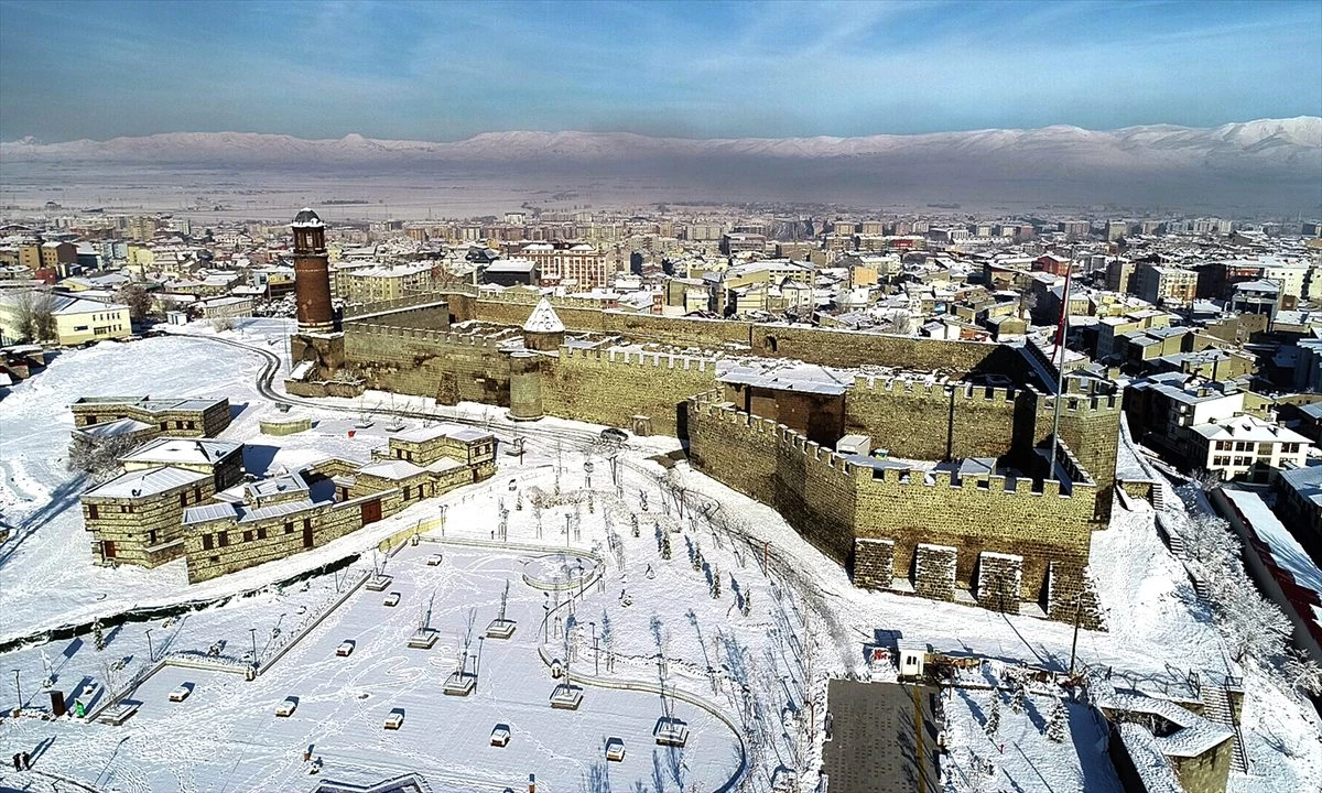 Kar yağışıyla beyaza bürünen Erzurum\'da görsel şölen