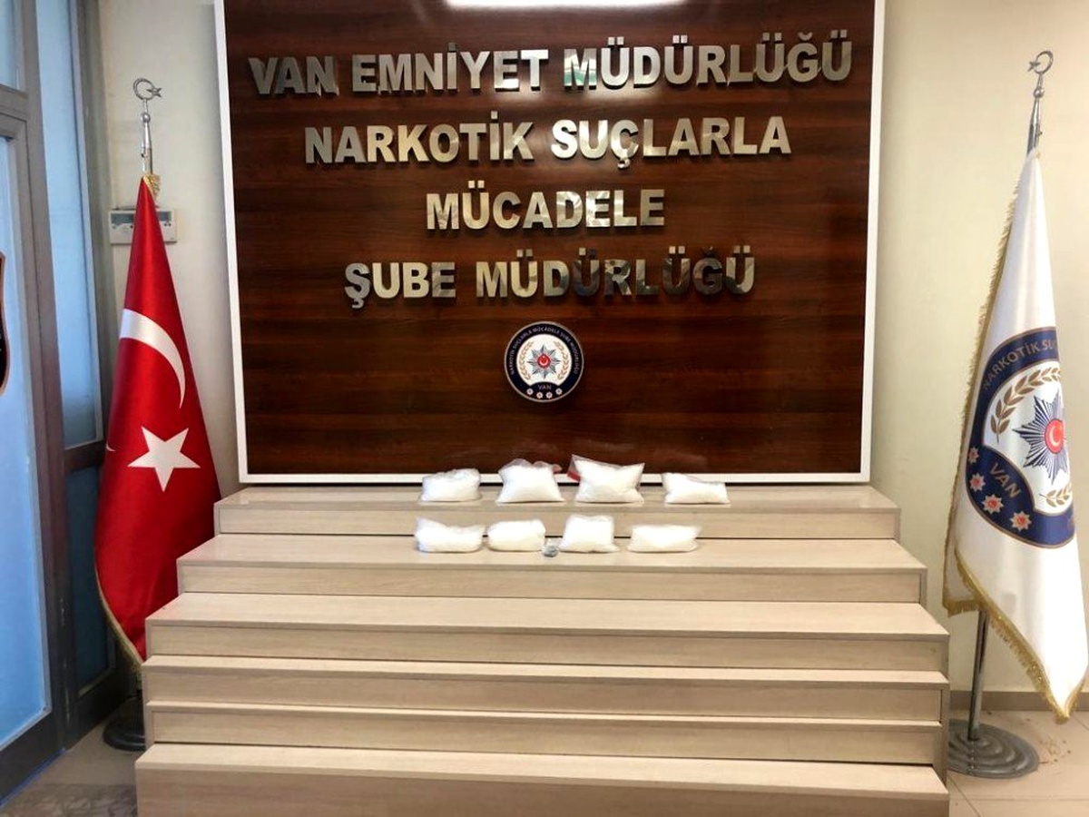 Kardeşlerinin beline sardığı kuşakla uyuşturucu sevk eden şahıs tutuklandı
