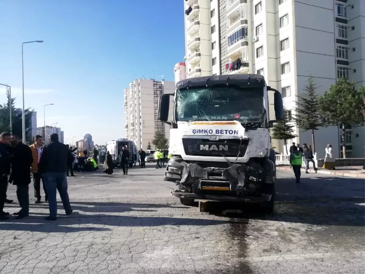 Kayseri\'de beton mikseri, halk otobüsüne çarptı: 16 yaralı