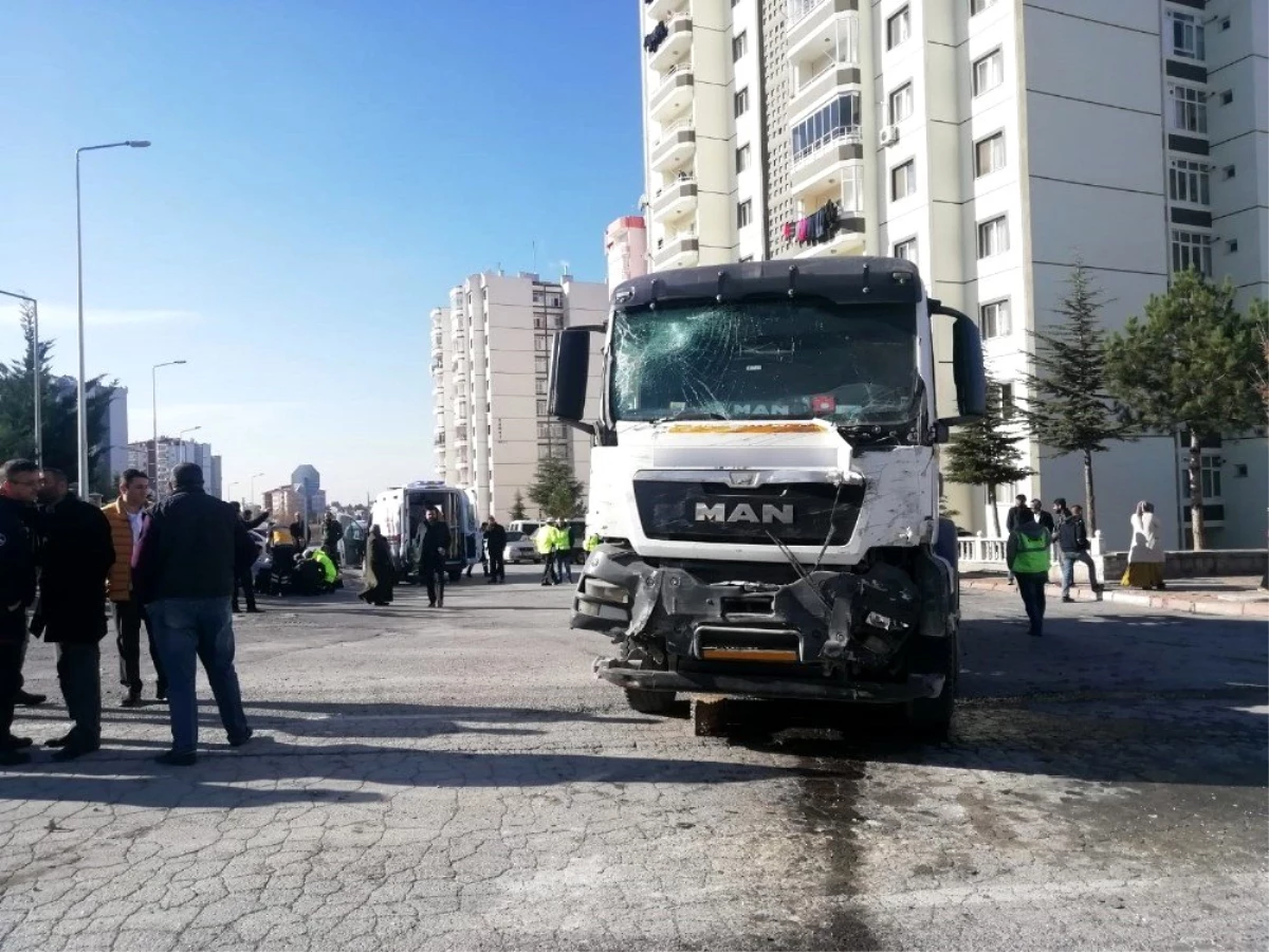 Kayseri\'de halk otobüsüne beton mikseri çarptı: Çok sayıda yaralı var