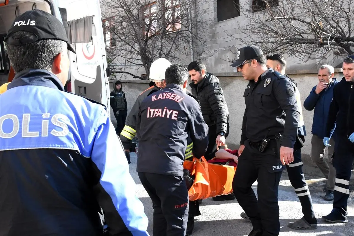 Kızının eve dönmesi için inşaata çıkan kadını polis kurtardı