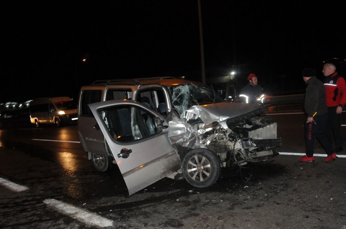Kocaeli\'deki trafik kazası araç kamerasına yansıdı