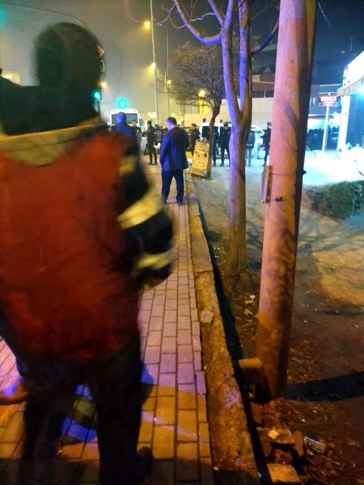 Komşu kavgası ihbarına giden polis, kendi tabancasıyla başından vuruldu