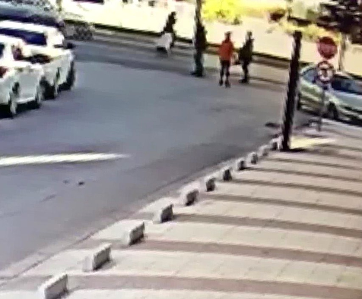 Koşarak karşıya geçerken otomobil çarptı
