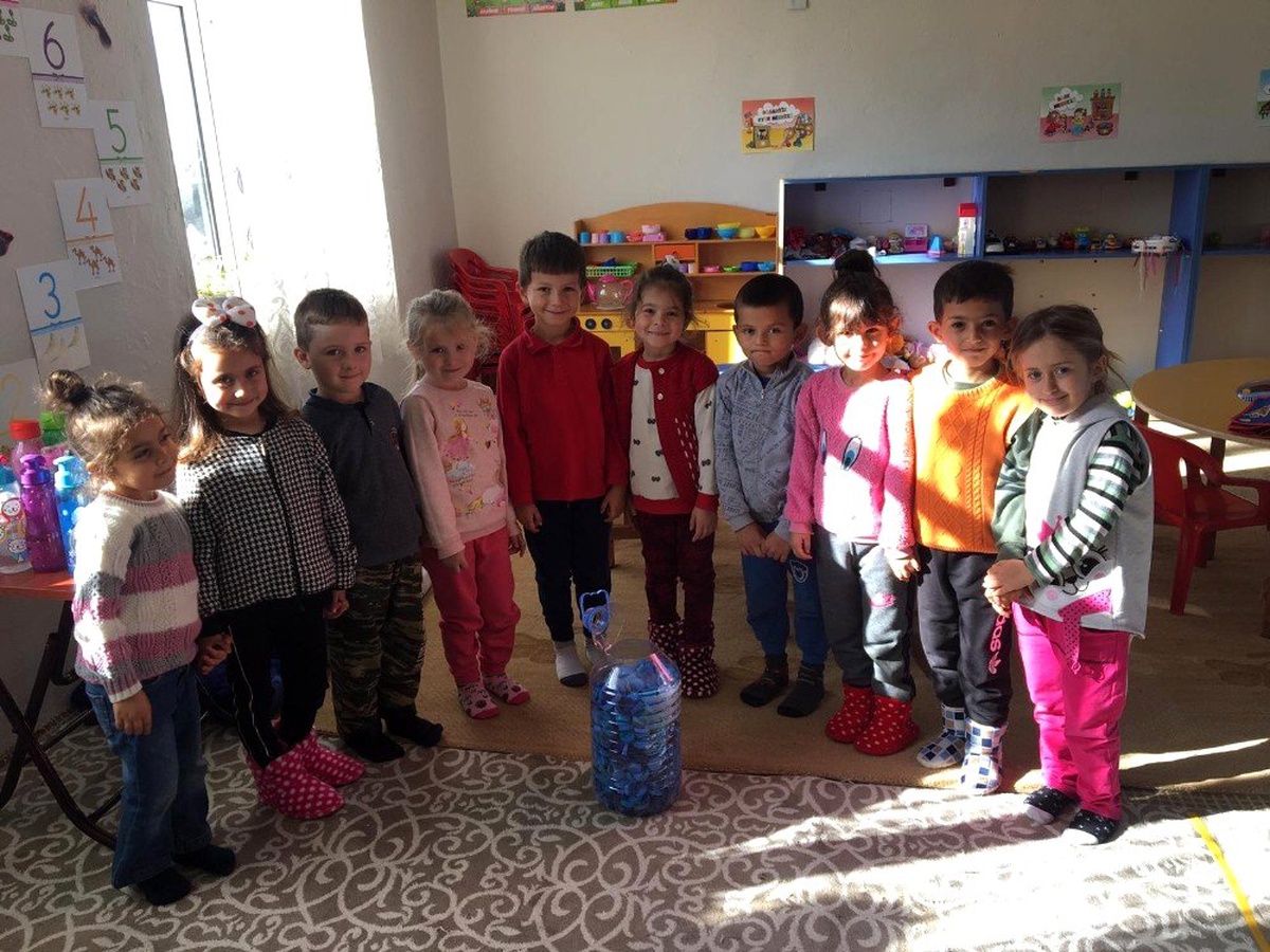 Köy okulunda ana okulu öğrencileri engeliler için kapak topluyor
