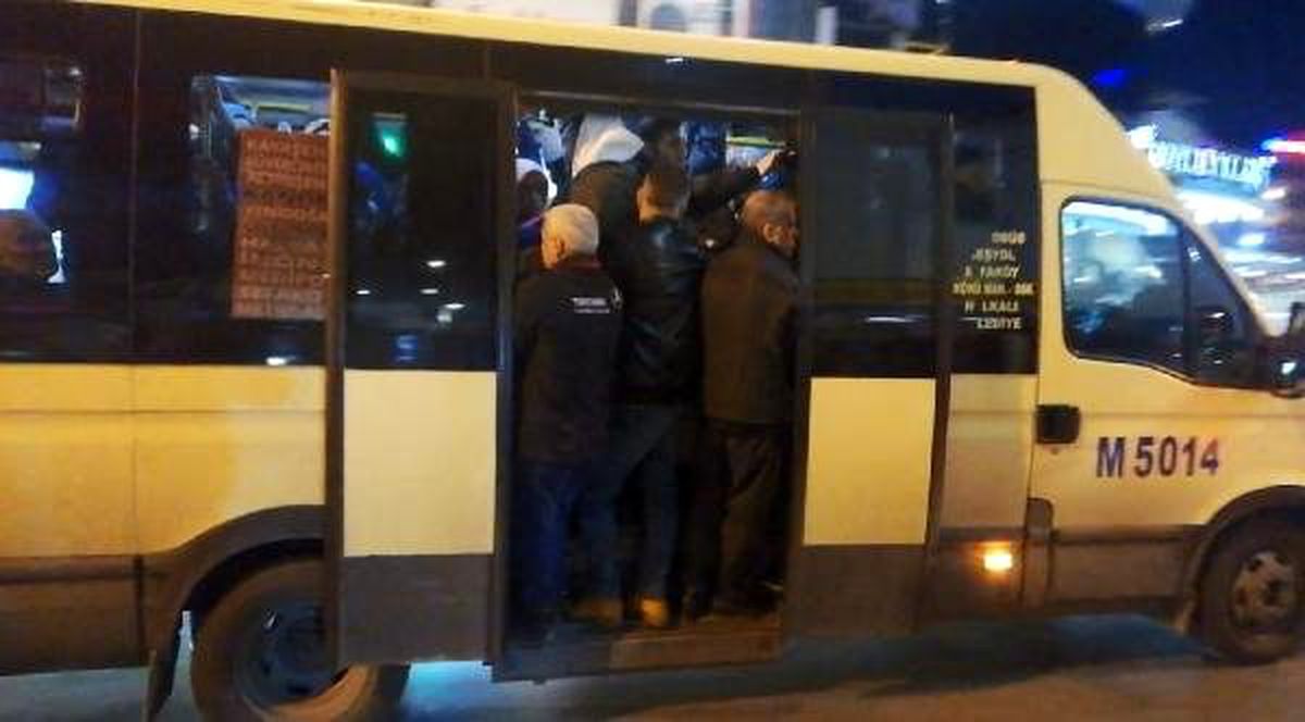 Küçükçekmece\'de minibüslerdeki tehlikeli yolculuk kamerada
