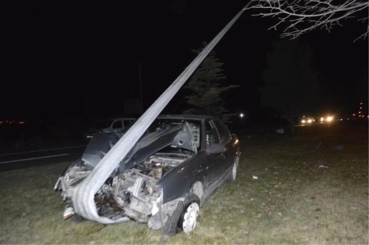 Kütahya\'da, elektrik direğine çarpan aracın sürücüsü yaralandı