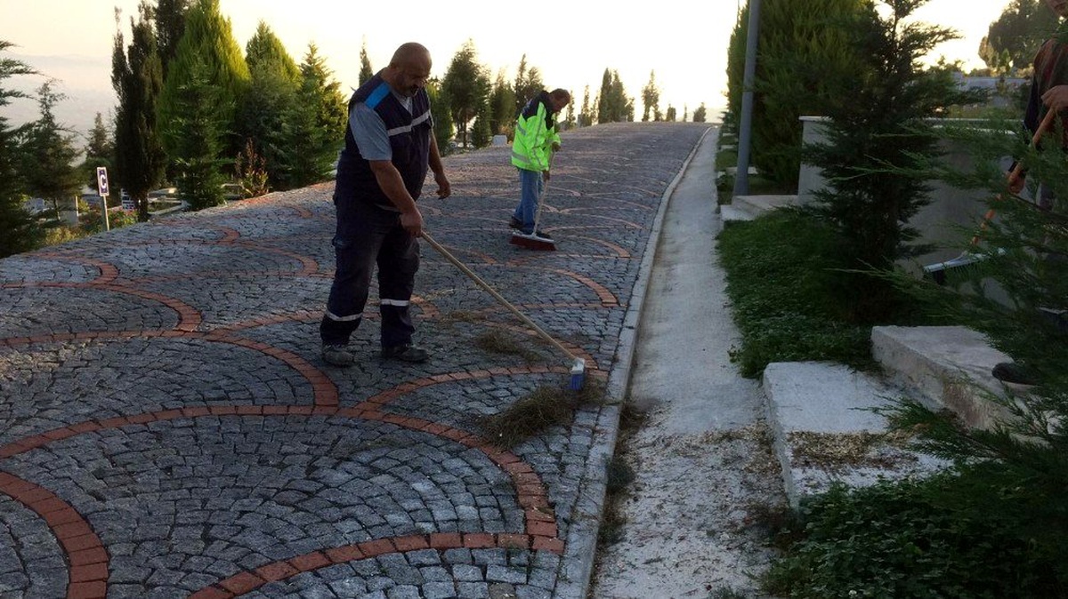 Mezarlıklara periyodik bakım yapılıyor