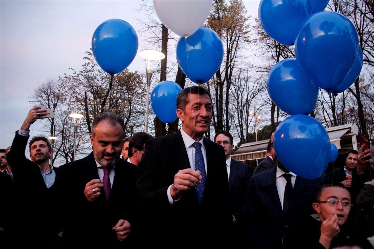 Milli Eğitim Bakanı Ziya Selçuk, engellilerle gökyüzüne balon bıraktı